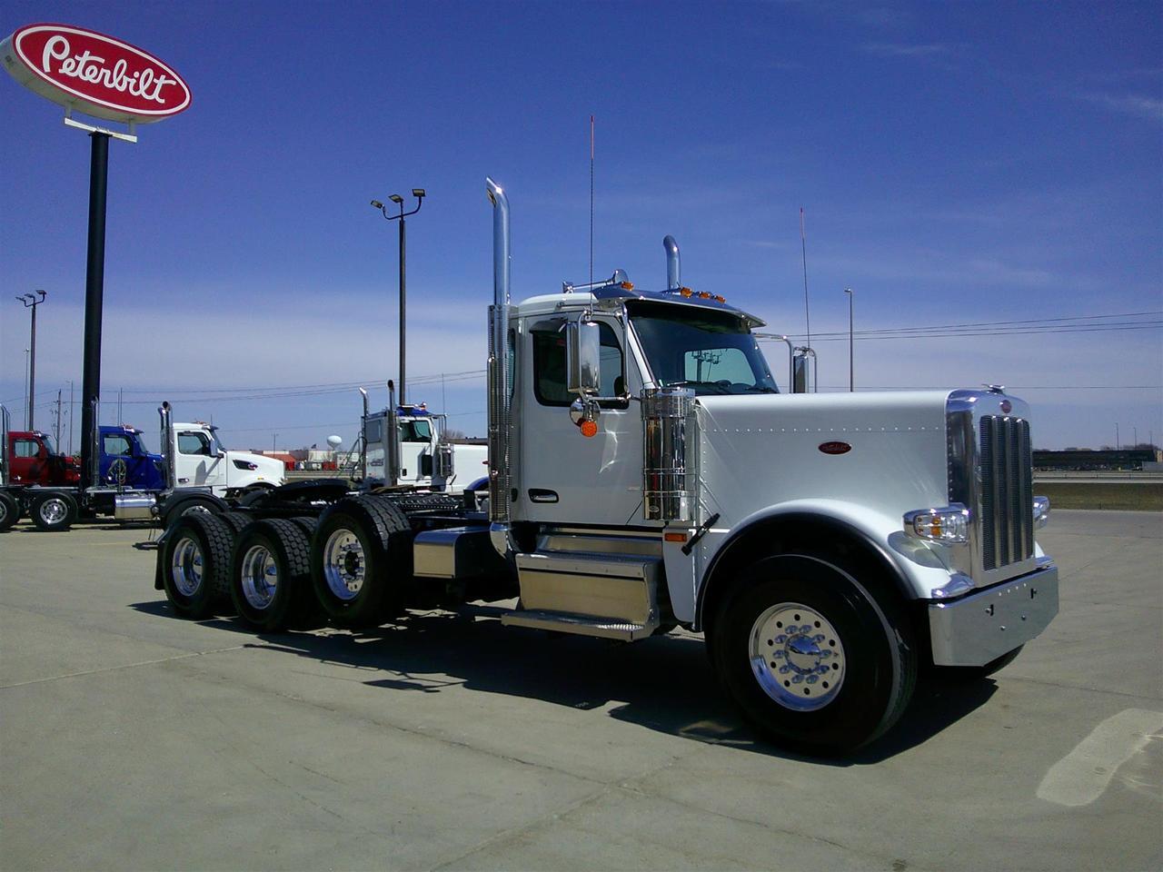 2027 Peterbilt 589 in Fargo, ND — photo 2