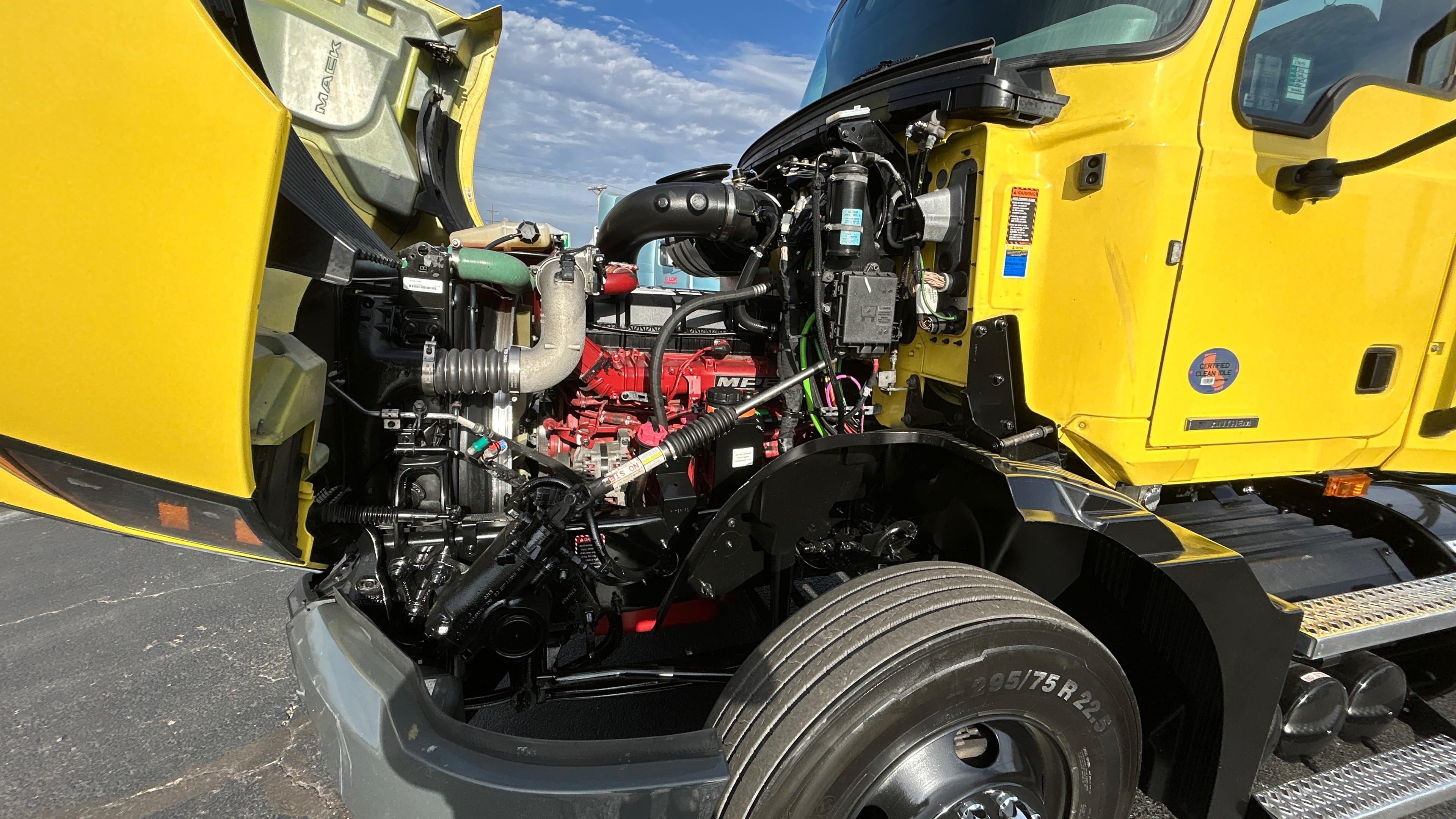 2023 Freightliner Cascadia in Kansas City, MO — photo 3