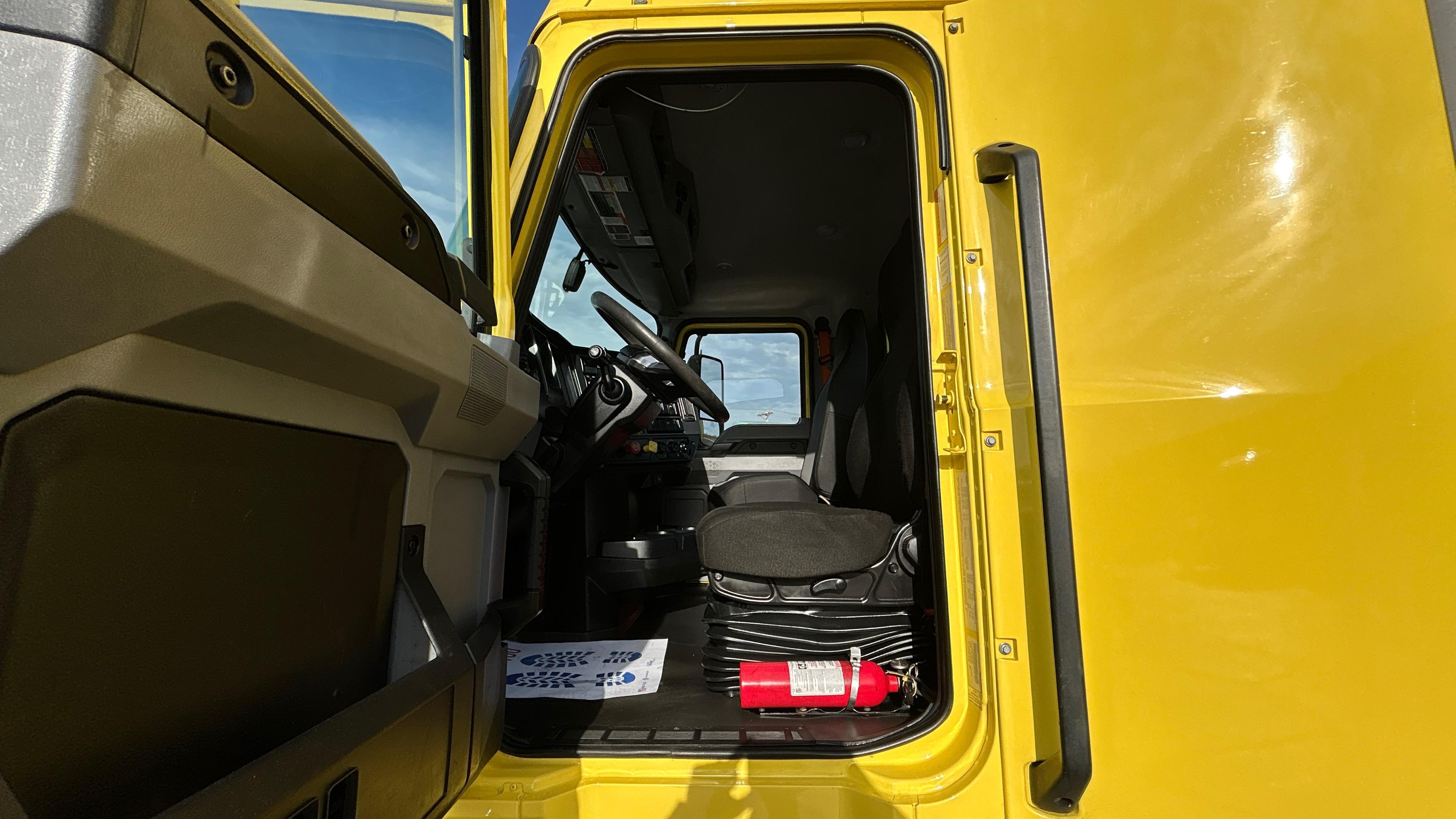 2023 Freightliner Cascadia in Kansas City, MO — photo 5