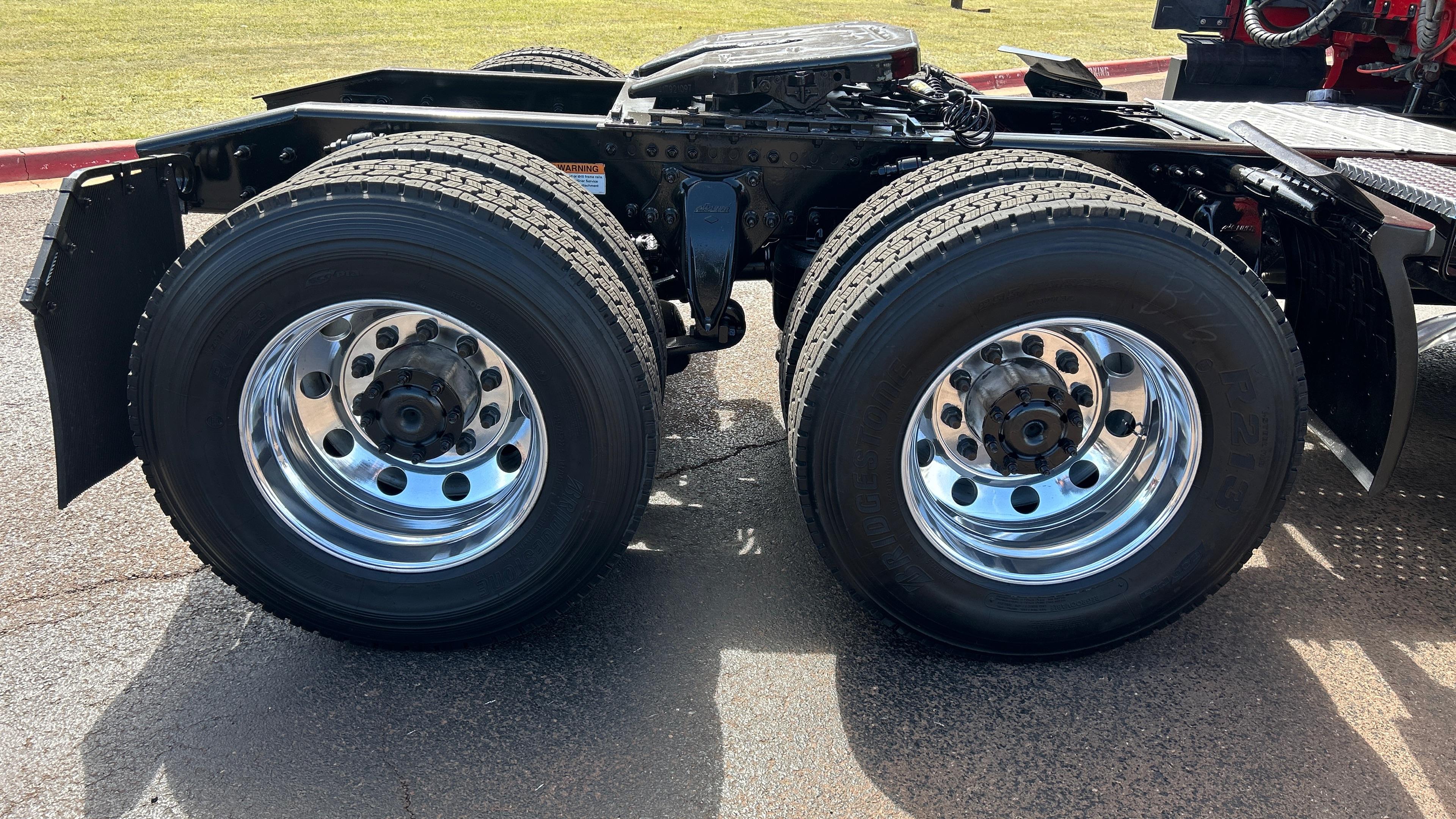 2023 Freightliner Cascadia in Kansas City, MO — photo 17