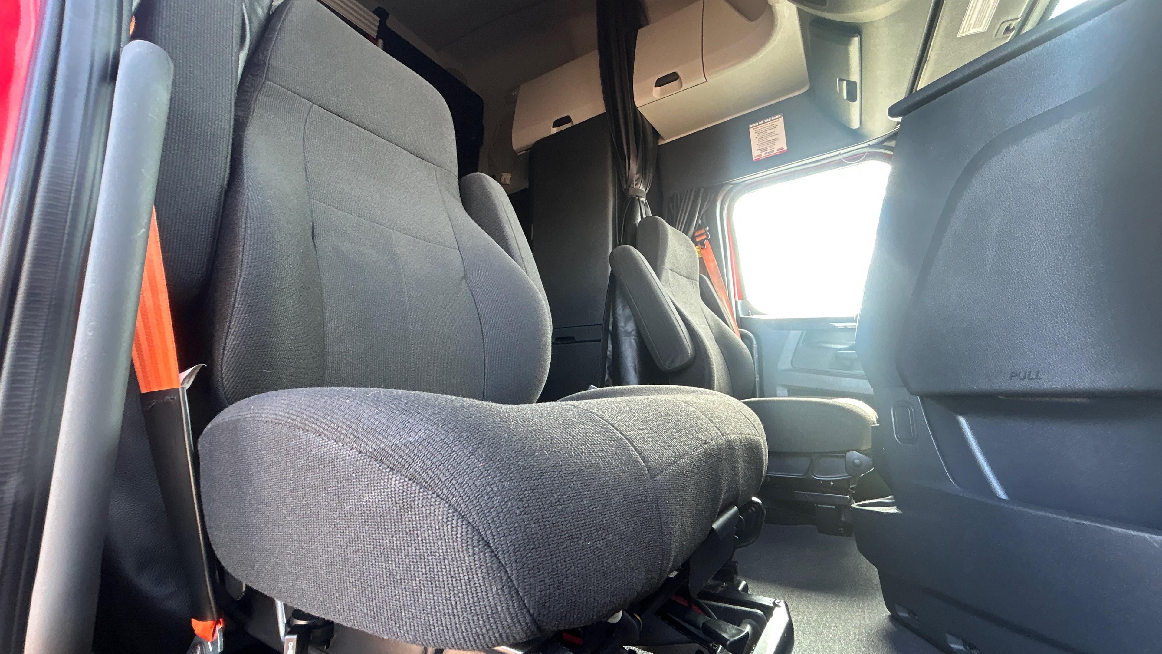 2023 Freightliner Cascadia in Kansas City, MO — photo 22