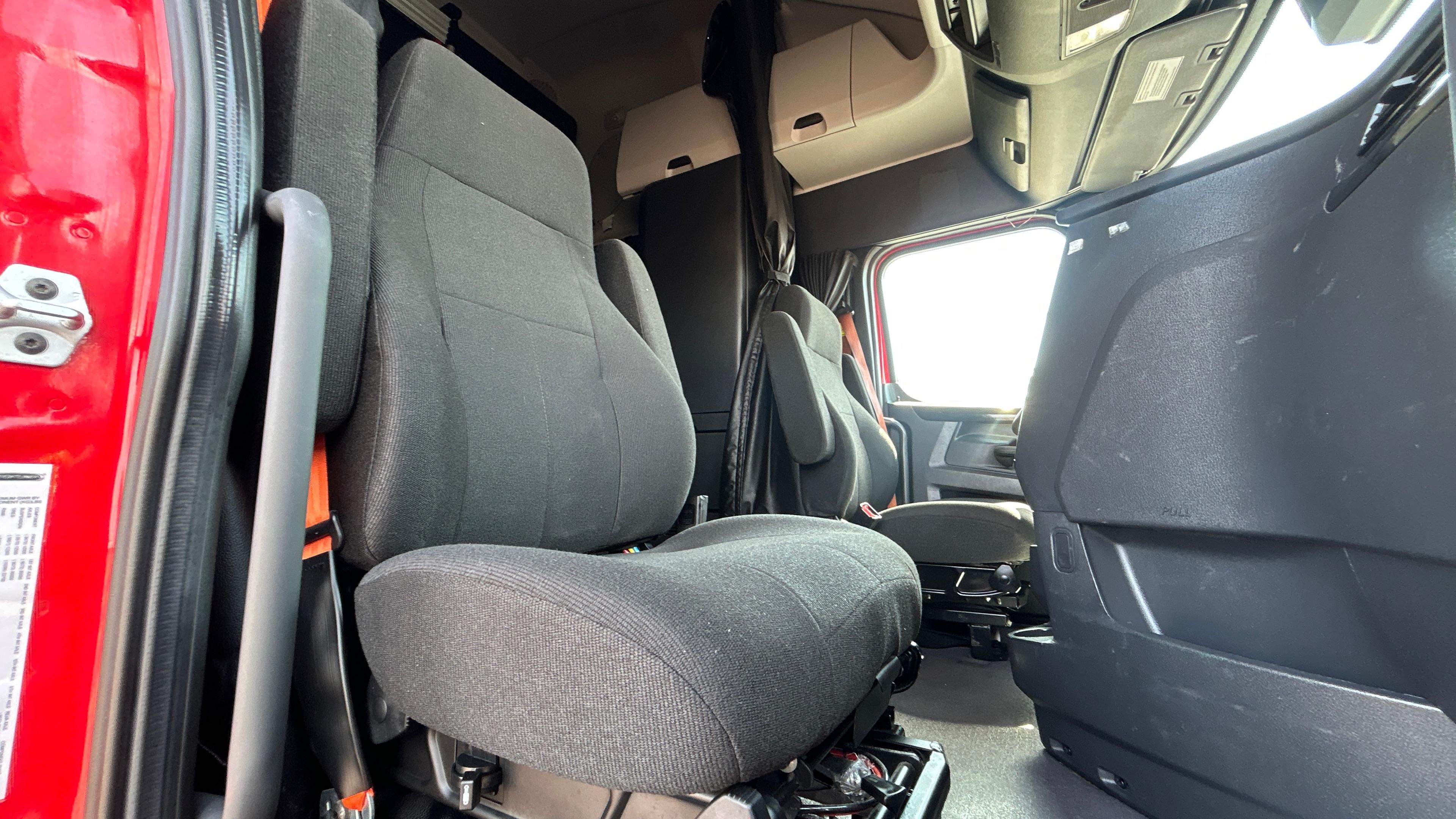 2023 Freightliner Cascadia in Kansas City, MO — photo 34