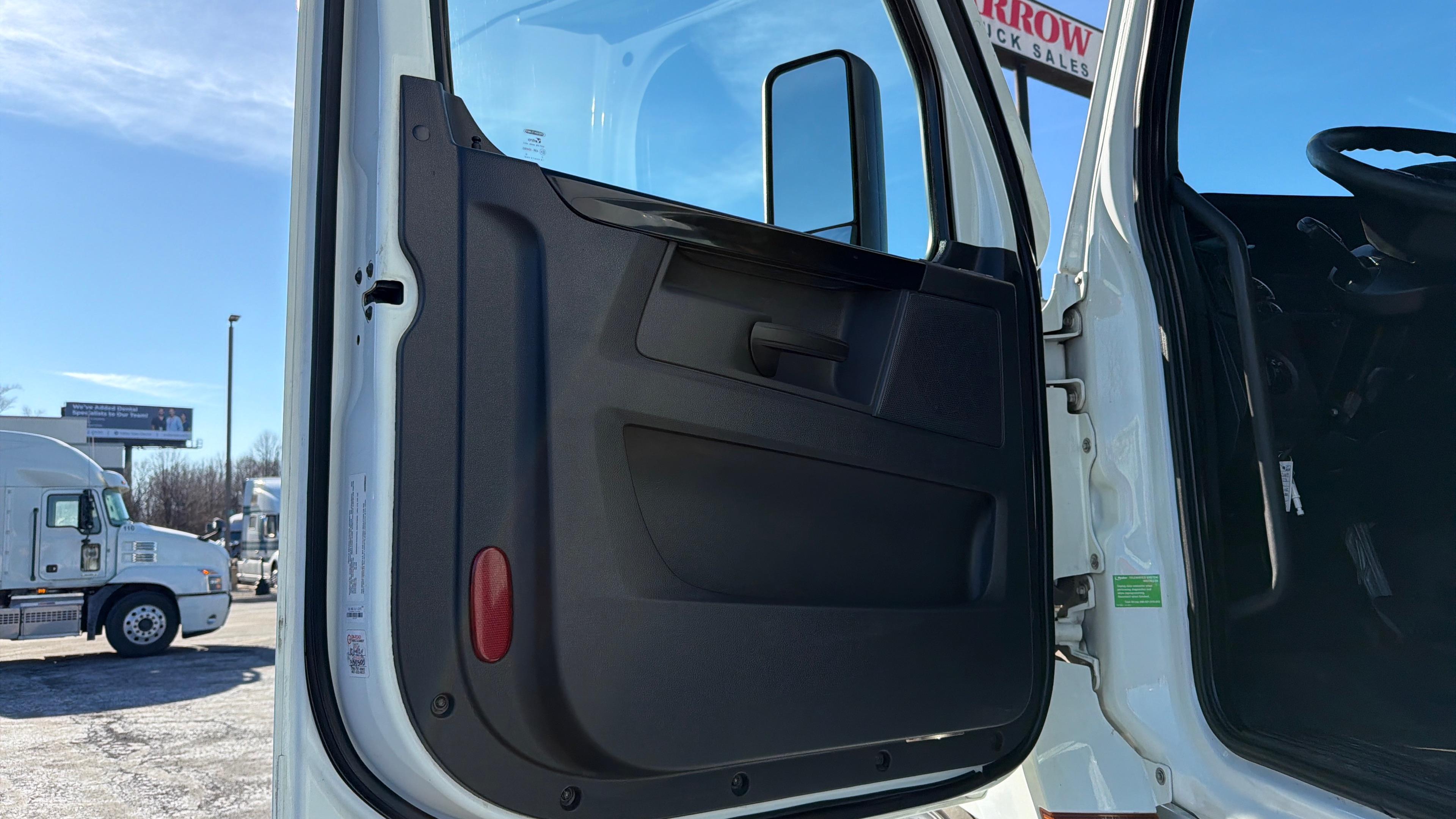 2023 Freightliner Cascadia in Kansas City, MO — photo 45