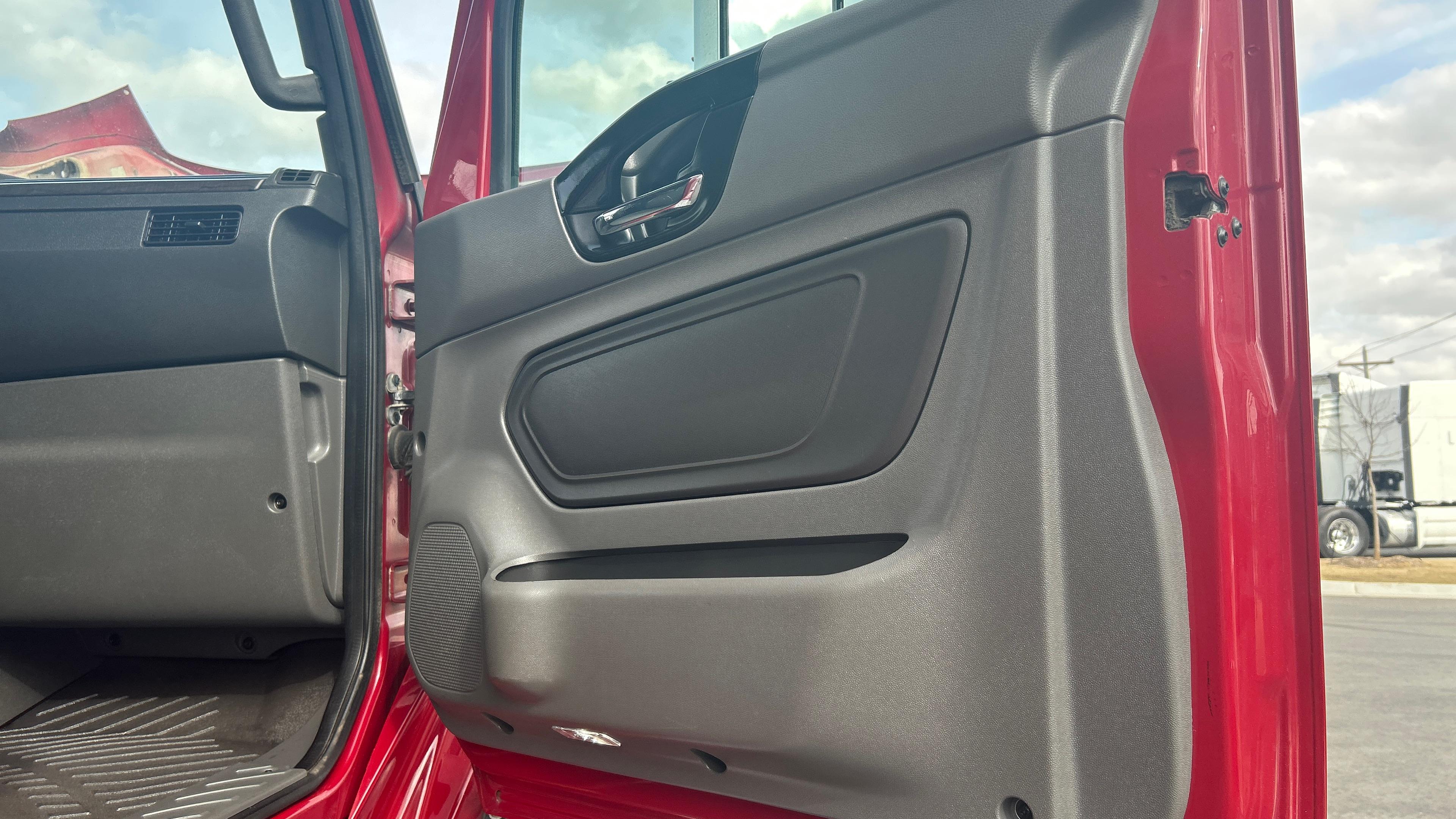 2023 Freightliner Cascadia in Kansas City, MO — photo 27