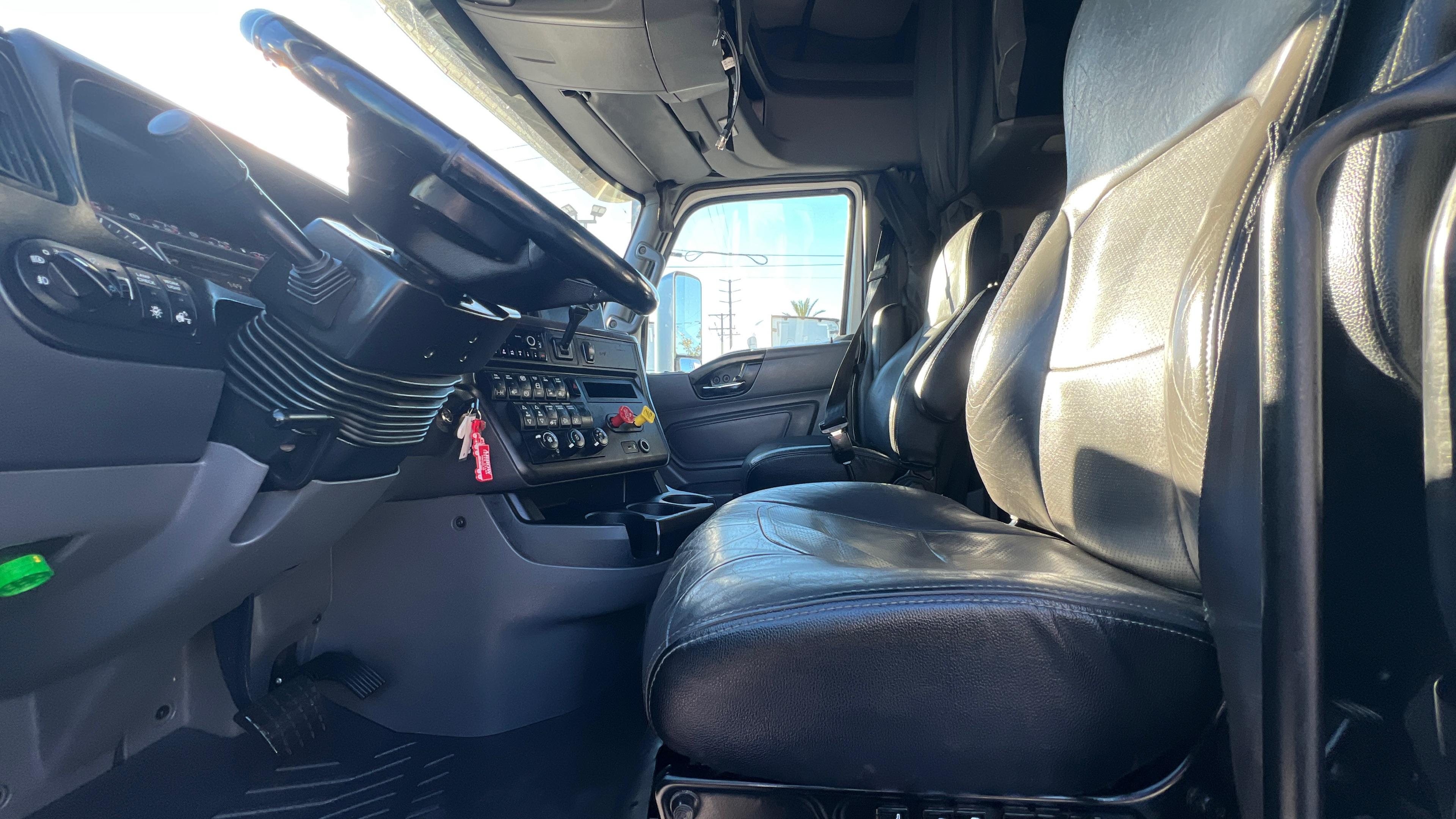 2023 Freightliner Cascadia in Kansas City, MO — photo 34