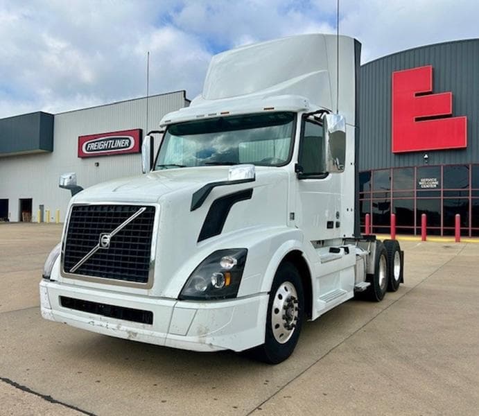 2018 Volvo VNL 300 in Monroe — photo 2