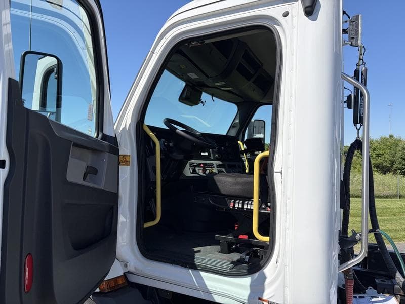 2022 Freightliner Cascadia in Walton, KY — photo 3
