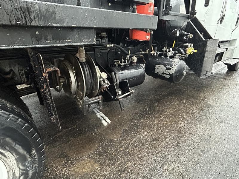 2021 Freightliner M2 106 in Cincinnati, OH — photo 8