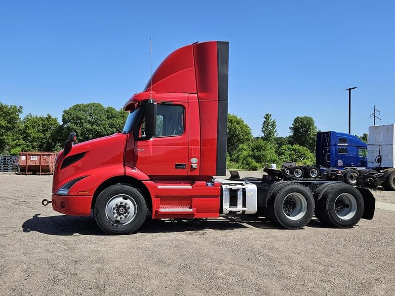 2020 Volvo VNR 640 in Elk River — photo 2