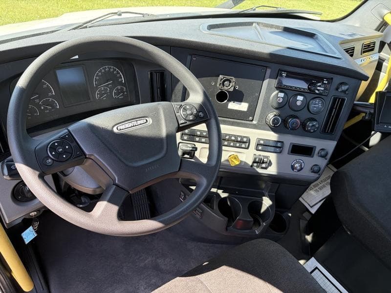 2022 Freightliner Cascadia in Walton, KY — photo 5