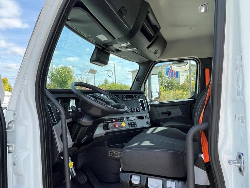 2027 Freightliner Cascadia in Cincinnati, OH — photo 6