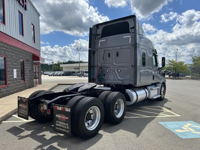 2022 Freightliner Cascadia in Pittsburgh, PA — photo 5