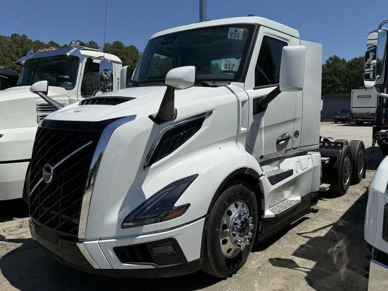 2025 Volvo VNL 300 in Rocky Mount — photo 4