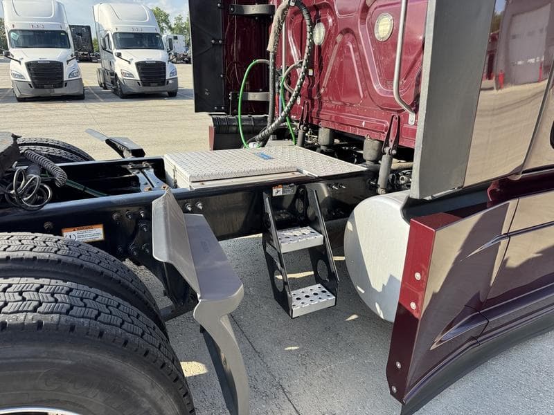2024 Freightliner Cascadia in Columbus, OH — photo 7