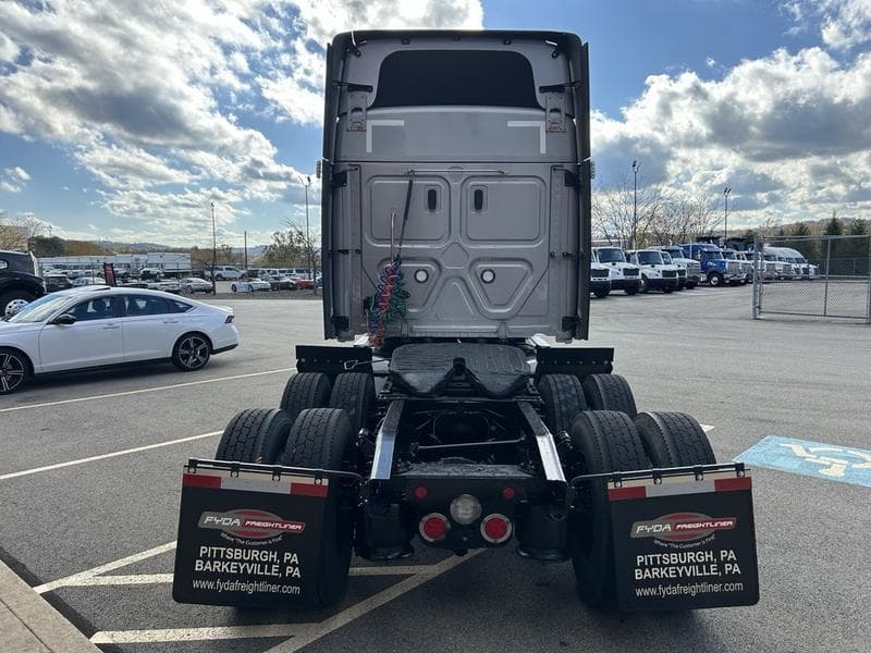 2022 Freightliner Cascadia in Pittsburgh, PA — photo 6