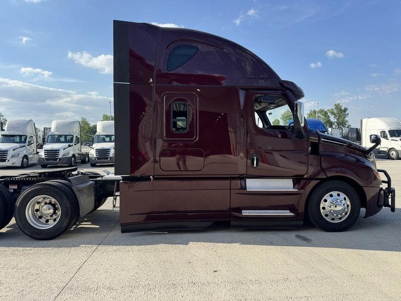 2024 Freightliner Cascadia in Columbus, OH — photo 8