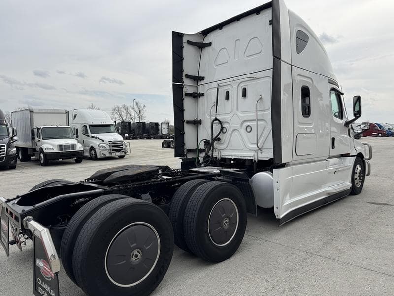2024 Freightliner Cascadia in Columbus, OH — photo 7