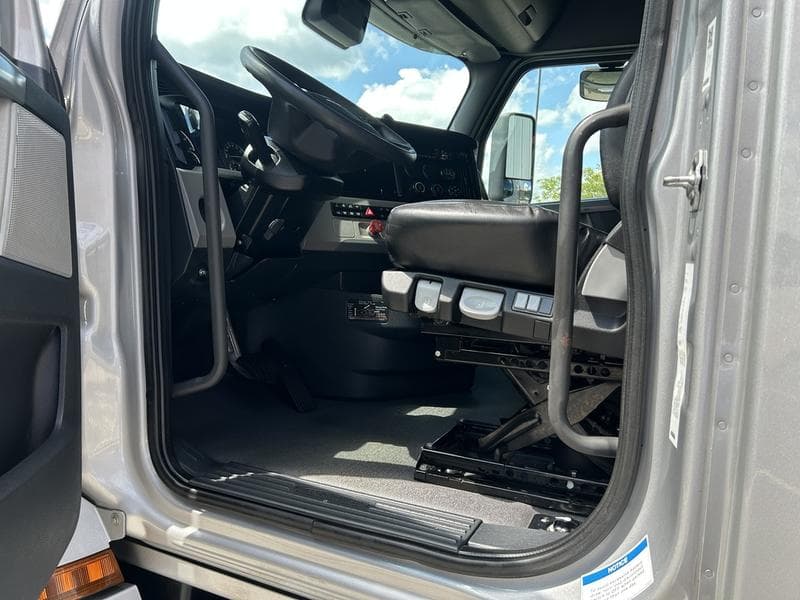 2022 Freightliner Cascadia in Pittsburgh, PA — photo 9