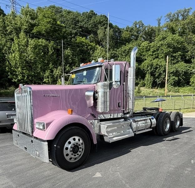 2027 Kenworth W900