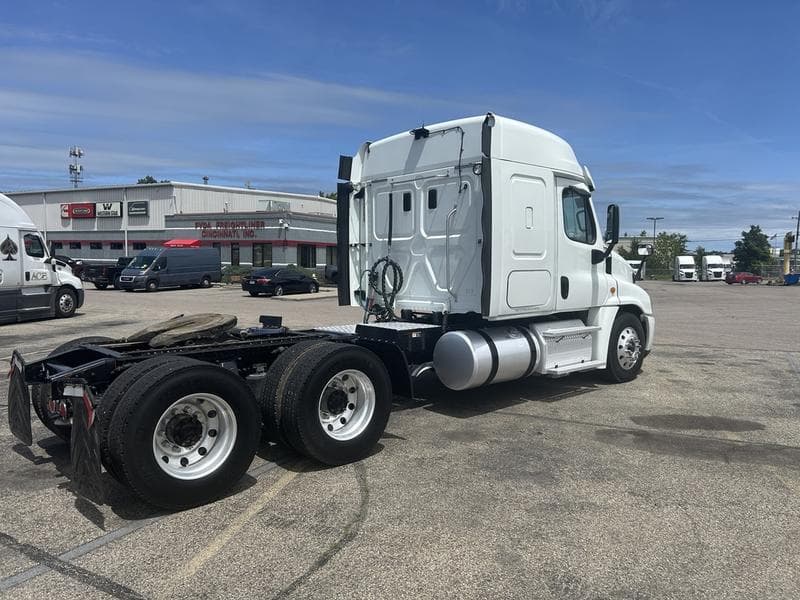 2016 Freightliner Cascadia in Walton, KY — photo 5