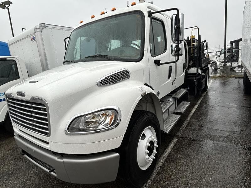 2021 Freightliner M2 106 in Cincinnati, OH — photo 4