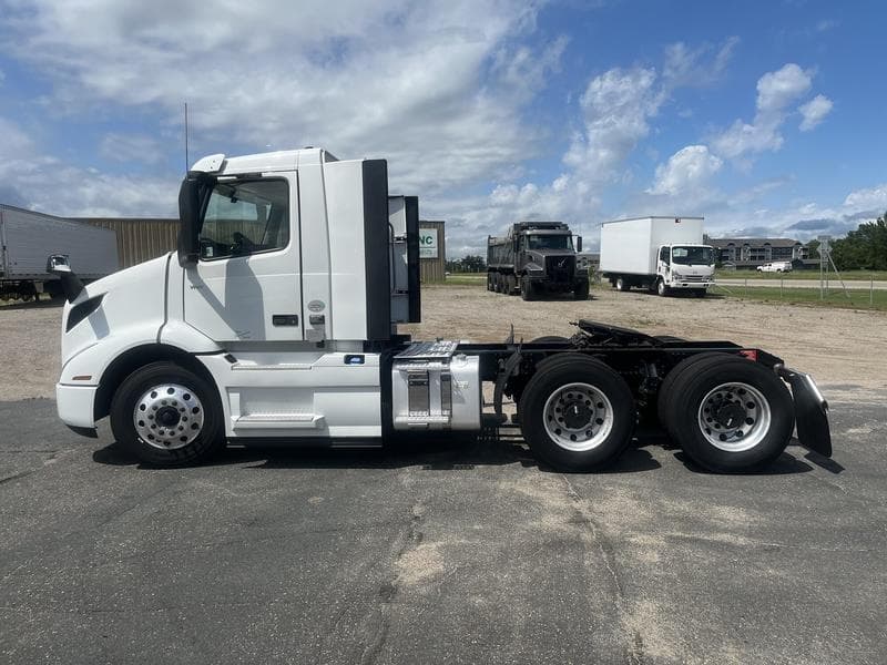 2022 Volvo VNR 640 in Sauk Rapids — photo 2