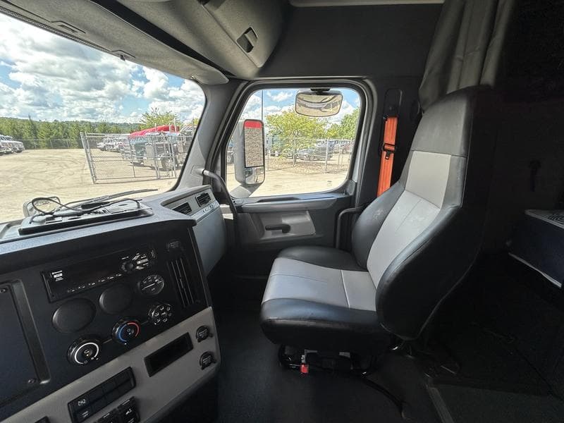 2022 Freightliner Cascadia in Pittsburgh, PA — photo 14