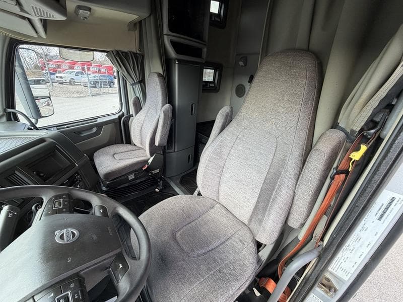 2022 Volvo VNL 760 in Pittsburgh, PA — photo 20