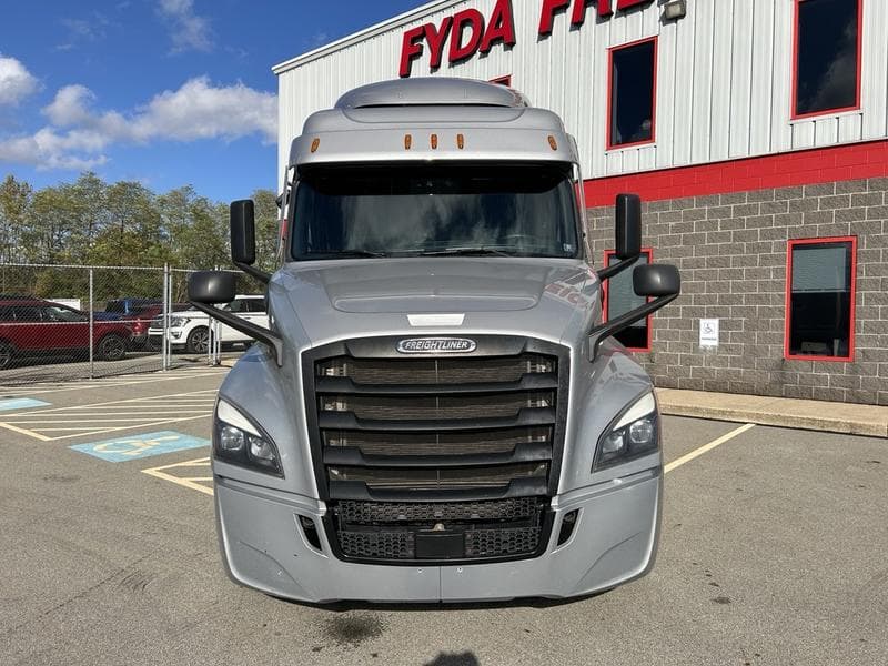 2022 Freightliner Cascadia in Pittsburgh, PA — photo 2
