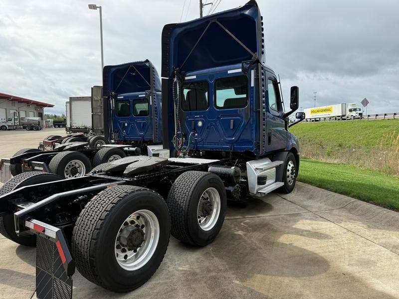 2021 Freightliner Cascadia in Walton, KY — photo 5