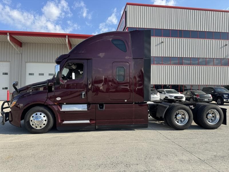 2024 Freightliner Cascadia in Columbus, OH — photo 3