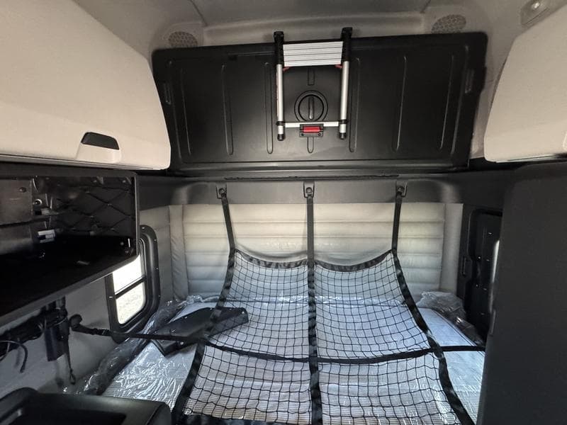 2024 Freightliner Cascadia in Columbus, OH — photo 18