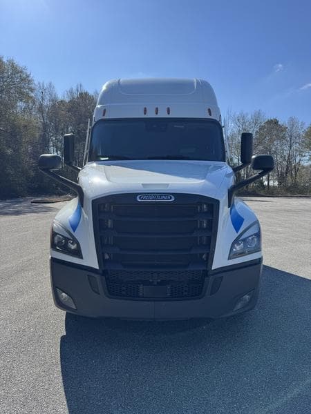 2022 Freightliner Cascadia in Montgomery, AL — photo 2