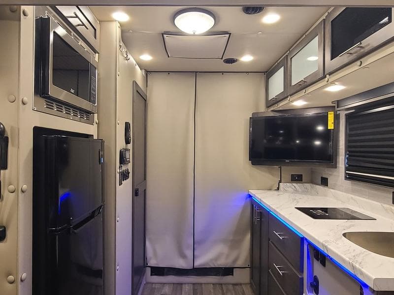 2026 Freightliner Cascadia in Columbus, OH — photo 9