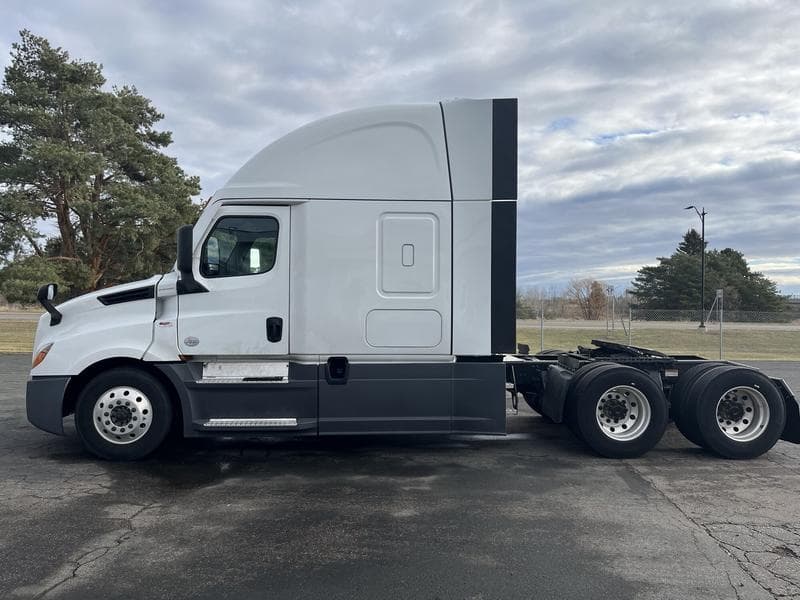 2023 Freightliner Cascadia in Elk River — photo 2