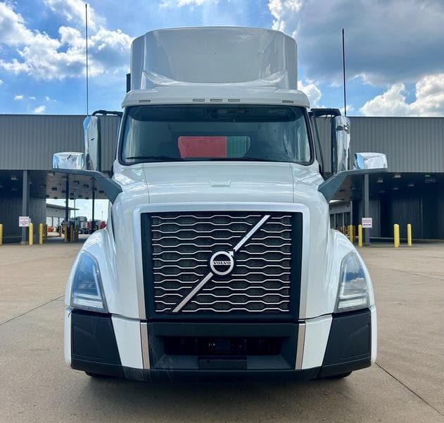 2019 Volvo VNL 300 in Jackson — photo 2