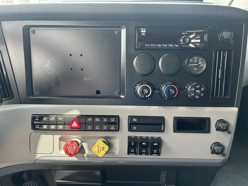 2022 Freightliner Cascadia in Pittsburgh, PA — photo 13