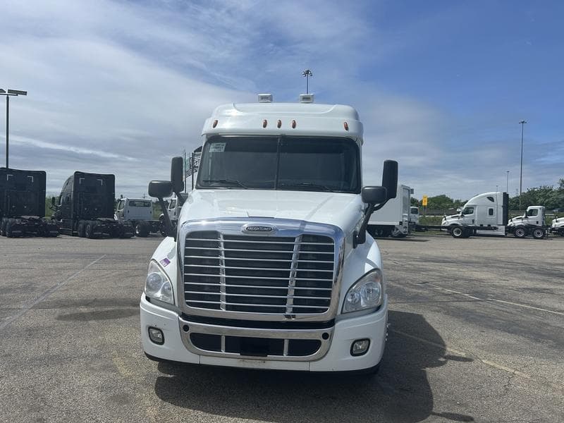 2016 Freightliner Cascadia in Walton, KY — photo 2