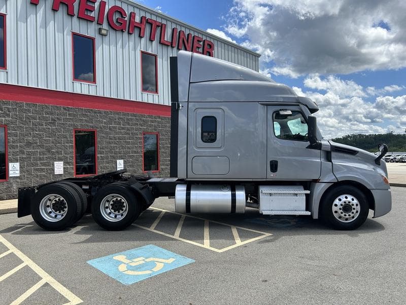 2022 Freightliner Cascadia in Pittsburgh, PA — photo 4