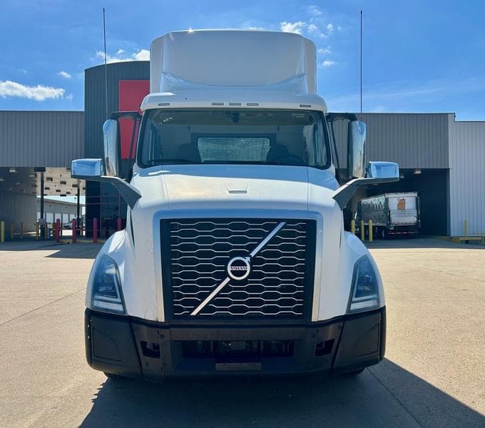 2019 Volvo VNL 300 in Transport — photo 2