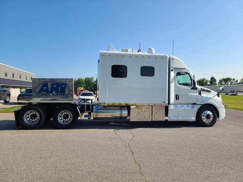2026 Freightliner Cascadia in Columbus, OH — photo 2