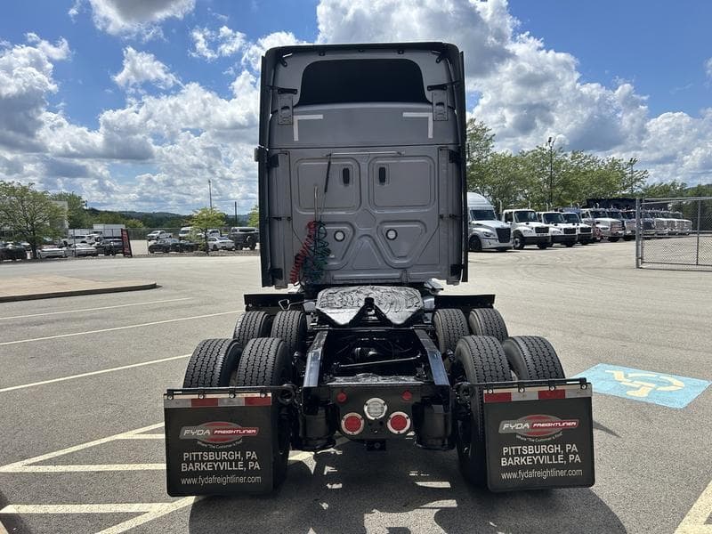 2022 Freightliner Cascadia in Pittsburgh, PA — photo 6