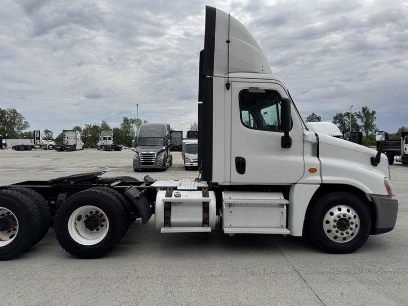 2017 Freightliner Cascadia in Columbus, OH — photo 5