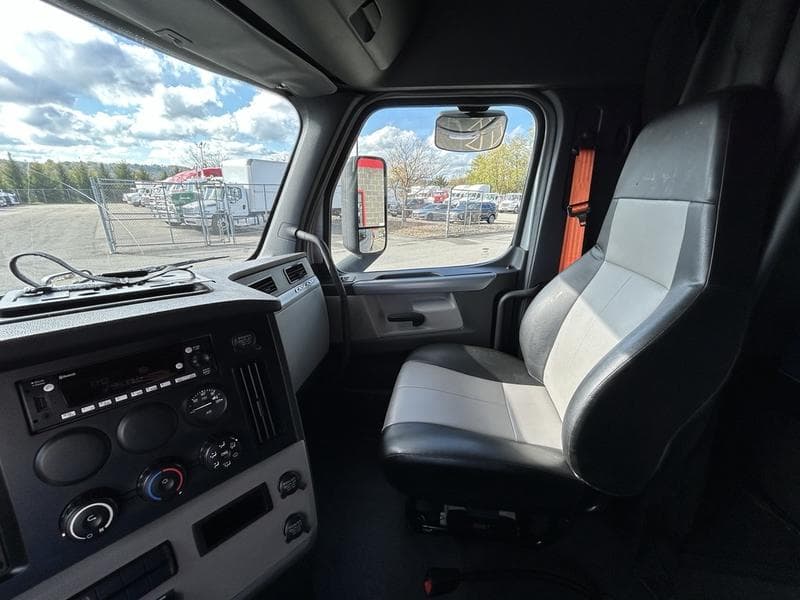 2022 Freightliner Cascadia in Pittsburgh, PA — photo 13
