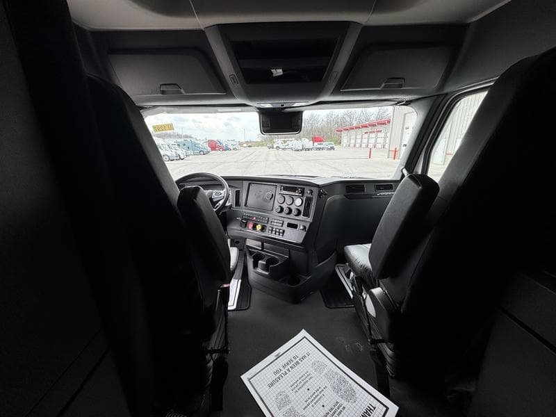 2024 Freightliner Cascadia in Columbus, OH — photo 19