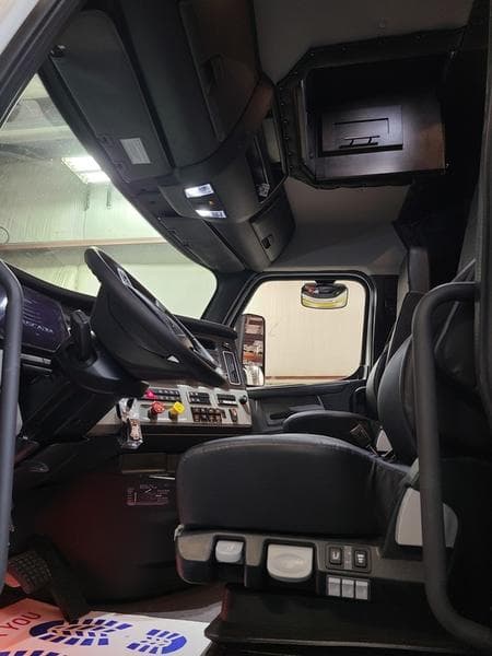 2026 Freightliner Cascadia in Columbus, OH — photo 4