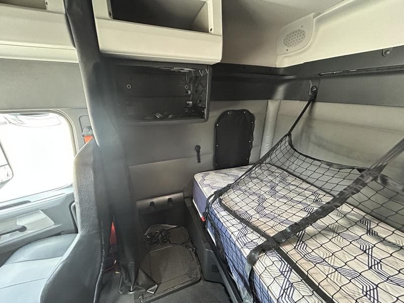 2022 Freightliner Cascadia in Pittsburgh, PA — photo 15