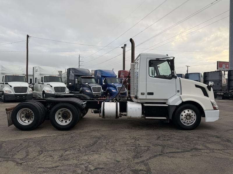 2017 Volvo VNL 300 in Dallas — photo 2