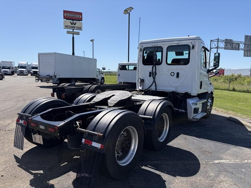 2022 Freightliner Cascadia in Walton, KY — photo 4