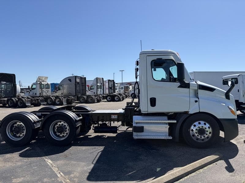 2022 Freightliner Cascadia in Walton, KY — photo 12